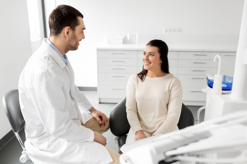 Dentist telling a patient the difference between veneers and bonding.