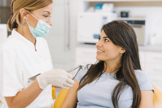 person learning about the difference between veneers and bonding